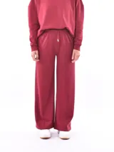 Pantalón de jogging color bordó, de corte ancho y cintura elastizada con cordón de ajuste.