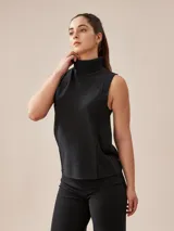Polera sin mangas color negro, con cuello alto y tejido acanalado.