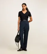 Blusa verde de viscosa con escote en V y mangas cortas.