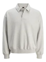 Polo de manga larga gris claro con cuello tipo camisa y cierre parcial con botones. Corte holgado y puños de canalé.