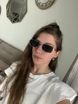 Lentes de sol rectangulares con marco dorado.