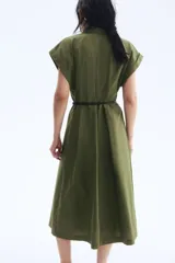 Vestido camisero midi color verde oliva, de popelina de algodón, con cuello camisero, botones ocultos, mangas cortas con vuelta y cinturón fino extraíble.
