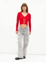 Saco rojo de tejido de punto con escote en V y lazo de ajuste en el frente.