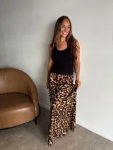 Pollera larga de fibrana, color negro con estampado de lunares blancos. Presenta cintura elástica y corte amplio.