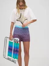 Short tejido a rombos con degradé de azul a bordó, pretina elástica combinada y logo bordado.