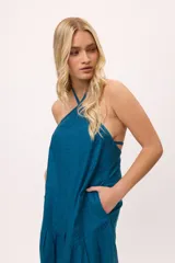 Vestido corto color verde oliva, con escote halter, corte suelto y falda con volados.