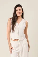 Chaleco negro cropped de lino, con escote en V y cierre frontal con botones.