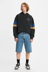 Bermuda de jean celeste de corte holgado.