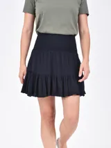 Minifalda negra con cintura elastizada y volado en el ruedo.