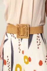 Cinto color beige de elástico trenzado con hebilla cuadrada de ratán.