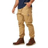 Pantalón cargo color arena de corte slim, con bolsillos laterales con solapa y puños elásticos.