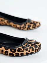 Ballerinas con estampado animal print, con moño decorativo en la punta y ribete negro.