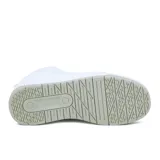 Championes de caña alta color blanco con detalles en gris claro y logo de la marca en los laterales.