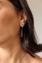 Aros colgantes de acero quirúrgico hipoalergénico con dije de piedra natural en forma de gota color azul oscuro.