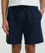 Bermuda de playa recta color mostaza, con textura de rayas y lazo en la cintura.