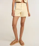 Short de sarga color amarillo pálido, corte mom, con cintura alta, trabillas, cierre tradicional y bolsillos.