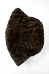 Gorro tipo bucket de piel sintética con estampado animal en tonos marrones.
