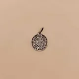 Medalla religiosa redonda de plata 925 con la imagen de San Benito de Nursia, con barba y hábito monacal, sosteniendo una cruz y un libro. Alrededor de la imagen se lee la inscripción "S. BENEDICTVS MONACHORVM PATRIARCHA PAX".