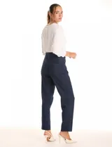 Jegging de algodón elastizado color gris claro, con pretina ancha elastizada de tiro alto, bolsillos laterales simulados con remaches metálicos y bolsillos traseros funcionales.