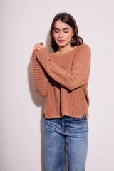 Sweater de punto color ladrillo con textura calada y lurex.