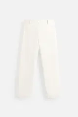 Pantalón chino negro slim fit confeccionado en tejido técnico de secado rápido. Cuenta con bolsillos frontales y traseros de vivo. Cierre frontal con cremallera y botón.