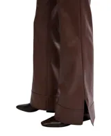 Pantalón marrón de corte bootcut, confeccionado en material vegano con paneles de costuras favorecedoras.