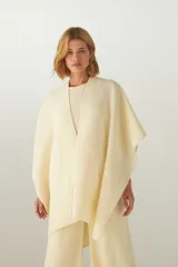 Ruana marrón con terminación de crochet hecho a mano, confeccionada en lana fina sin teñir. Diseño exclusivo de Don Baez, hecha 100% en Uruguay.