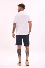 Bermuda de gabardina azul marino, corte recto y largo a la rodilla.