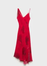 Vestido midi rojo con estampado floral, tirantes finos asimétricos, escote en pico, bajo asimétrico y abertura lateral.