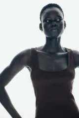 Vestido maxi de punto acanalado, color marrón oscuro, con escote en U y corte entallado.