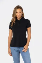 Polo azul marino de piqué con botones personalizados y mangas cortas.