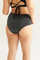 Bombacha de baño tiro alto confeccionada en lycra con efecto lurex.