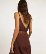 Cinturón marrón de cuero sintético con hebilla metálica grabada y apliques de discos unidos por cordones.