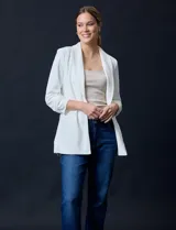 Blazer blanco en crepe, marca Dictionary. Cuello con solapa y abertura central. Delantera con bolsillos. Manga ¾ fruncida y forro interno.