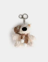 Llavero de peluche con forma de perro blanco con gorro y bufanda tejidos color marrón.