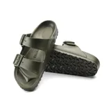 Sandalias Birkenstock Arizona Eva, color verde militar, con doble tira y hebillas ajustables.