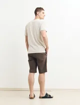 Bermuda marrón de corte recto, con bolsillos laterales y traseros.