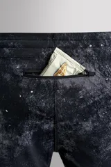 Mallas deportivas cortas de tejido técnico elástico con estampado abstracto en tonos grises.