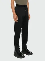 Pantalón de jogging negro marca Moncler, con cintura elástica ajustable con cordón y corte recto.