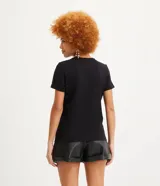 Remera celeste de media malla con cuello redondo y mangas cortas dobladas.