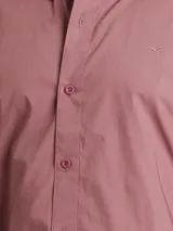 Camisa azul marino de manga larga con cuello abotonado y corte clásico.