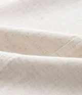 Pantalón de sarga color beige, modelo pantacourt (largo a media pantorrilla) con elástico y amarre en la cintura.