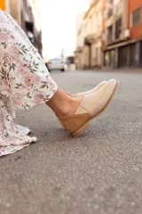 Mocasines marrones de cuero con elásticos laterales y tirador trasero.