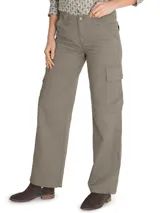 Pantalón de cargo color beige, de corte recto y tiro alto, con bolsillos laterales tipo carpintero y cierre con botón y cremallera.