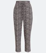 Pantalón capri con estampado tipo tweed en tonos blanco, negro y gris. Tiene corte recto, cintura alta con lazo y bolsillos laterales.