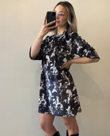 Vestido corto con estampado tie-dye en tonos azules y blancos, de corte recto y mangas cortas.