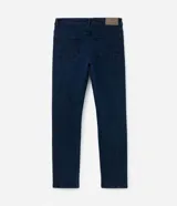 Pantalón de jean azul oscuro, corte slim, con trabillas en la cintura y bolsillos.