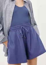 Short de lino color lila con cintura elastizada y cordón ajustable.