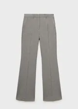 Pantalón de vestir gris de corte recto y bota acampanada.