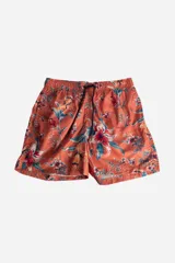 Short de baño celeste con estampado floral en tonos naranja y rojo. Cuenta con bolsillos laterales, cintura elástica con cordón ajustable y logo en goma en la pierna derecha.